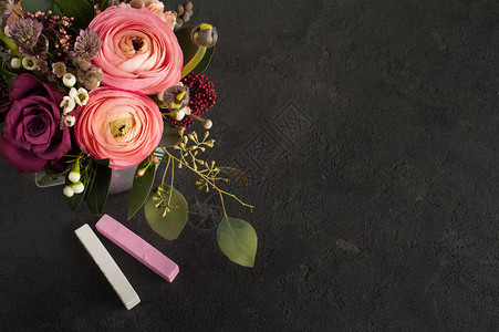 花朵排列玫瑰龙卷风和黑混凝土背景的粉笔greetingcard概念图片