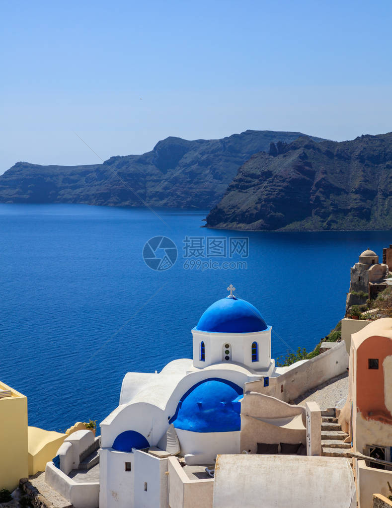 希腊圣托里尼白教堂蓝色圆顶和图片