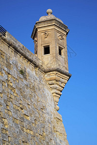 半岛堡垒尽头的警卫塔带有雕刻符号背景图片