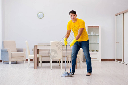 男人帮妻子打扫房子图片