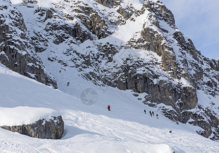 冬季高山脉度假胜地的松起滑雪斜图片