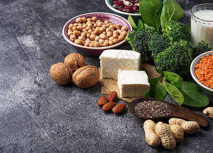 扁豆鹰嘴豆坚果豆类菠菜豆腐西兰花和奇亚籽蛋白质的素食来源背景图片