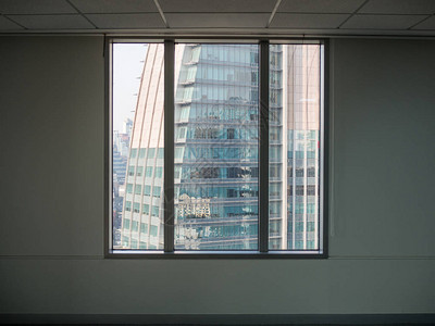 窗户办公室和公寓楼的图片