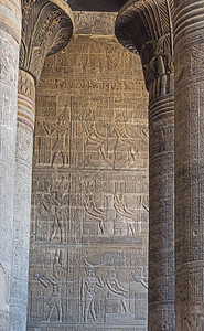 埃斯纳古代埃及神庙Khnum的柱子有图片