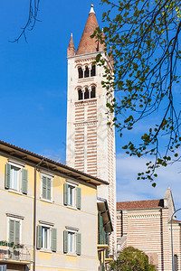 前往意大利春季维罗纳市圣芝诺大教堂的城图片
