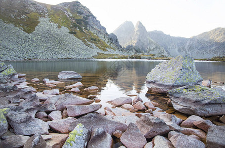 罗马尼亚雷特扎山的区冰川湖风景Ret图片