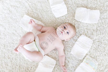 刚出生的婴儿用纸尿裤的女孩干皮肤和苗圃图片