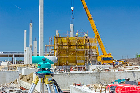 测量仪用于在施工现场测量水平测量员确保在进行大型建筑项目之前背景图片