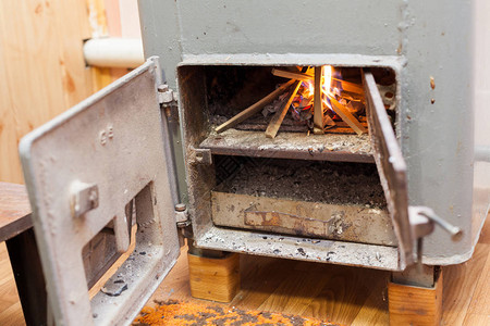 固体生物燃料锅炉内燃烧的木材可再生能源绿色燃料壁炉里的旧温暖舒适燃图片