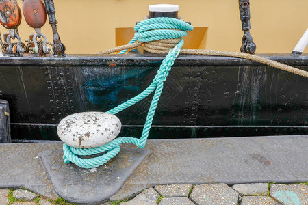 荷兰乌尔克港的一艘船舶被绳子图片