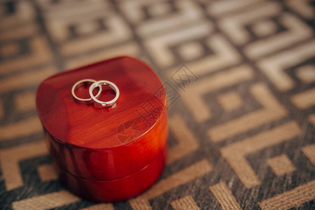 结婚戒指装在一个红色的戒指盒里图片