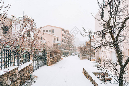 雪中的街道一种罕见的现象黑山布德图片