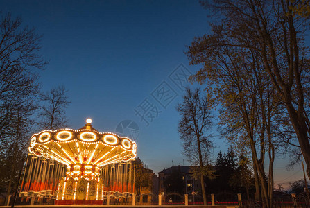 晚上儿童在夜间的Carousel和夜间照明图片