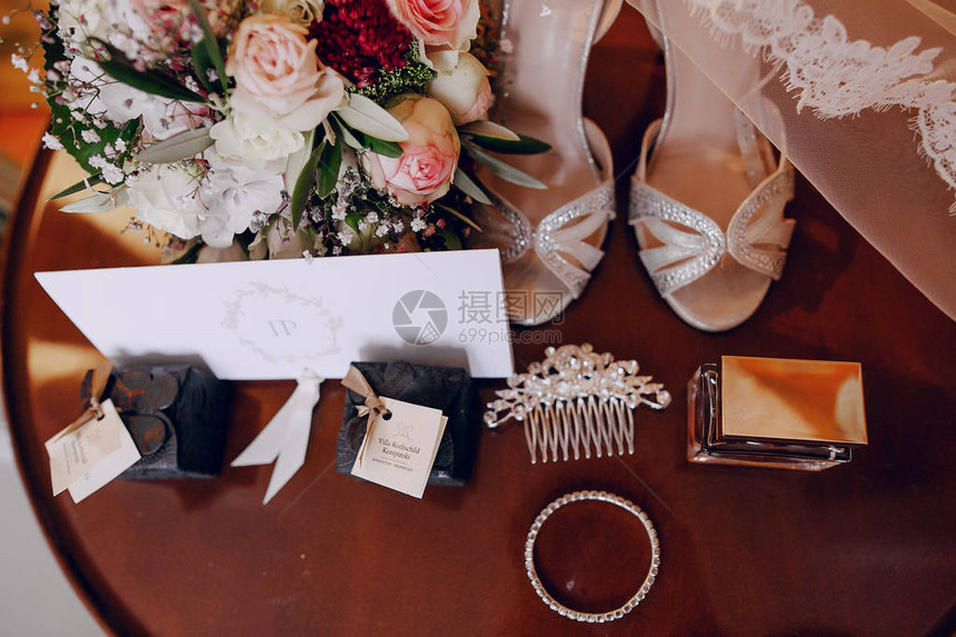 桌子上摆着婚礼饰品鲜花和伴娘鞋图片