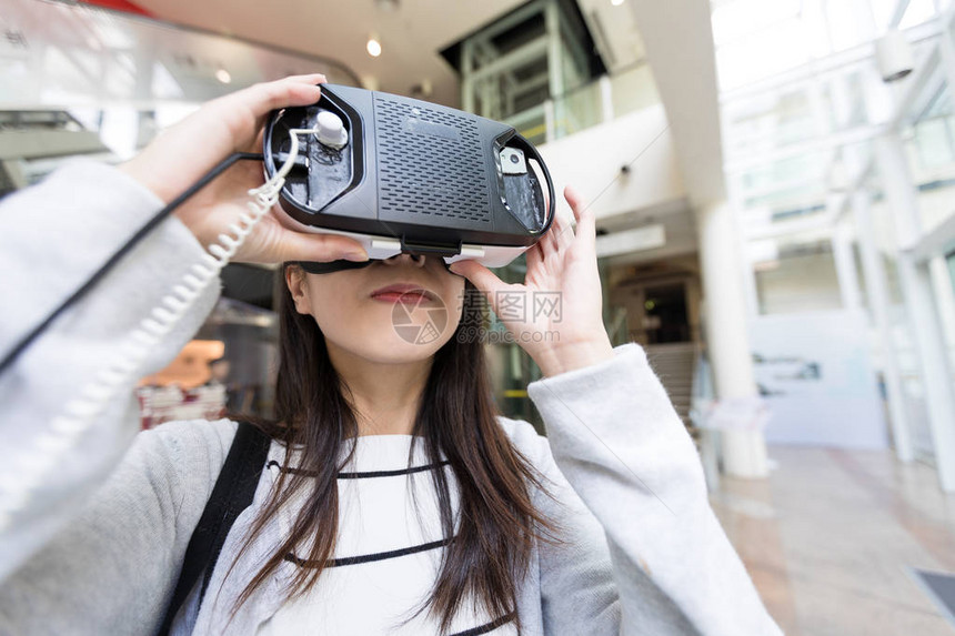 用VR设备观看的女人图片