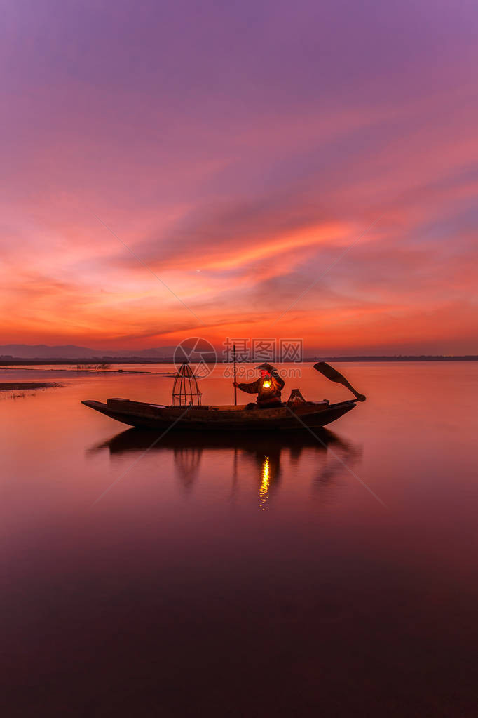在日出的时候缅甸抛网捕鱼茵莱湖的传统渔民的剪影图片