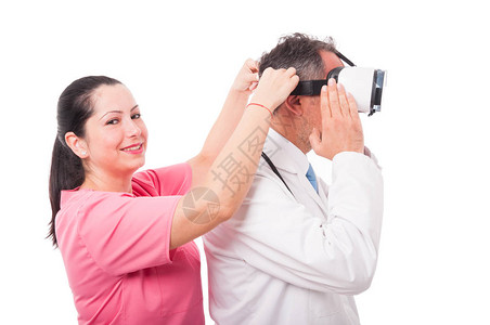 美的护士把Vr护目镜作为假想或虚拟现实概念图片