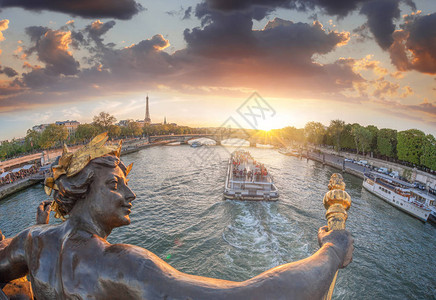 在巴黎亚历山大三世桥与埃菲尔铁塔对决图片