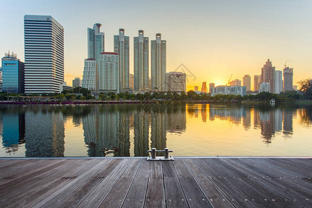 曼谷市中心日出与反射在曼谷泰国图片