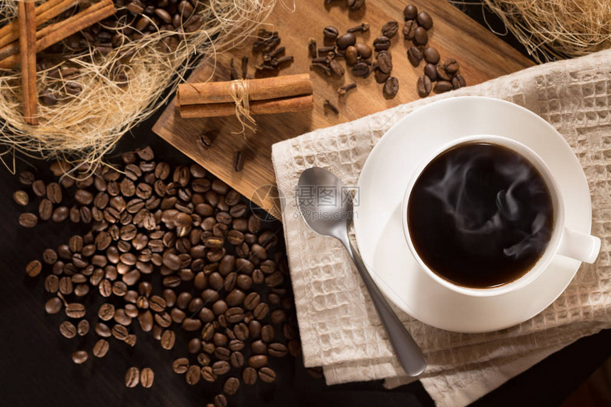 黑咖啡加黑烤咖啡谷物和肉桂在木本上图片