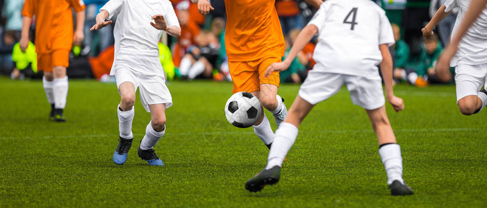 青年足球比赛年轻的足球运动员踢足球比赛追球的年轻足球运动员水平图片