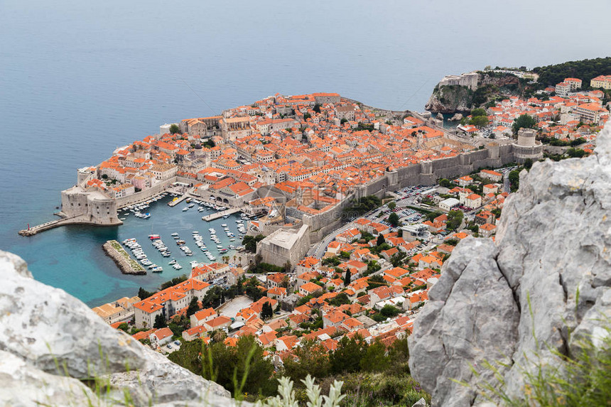 Dubrovnik在绿的亚得里亚海和南达尔马提亚图片