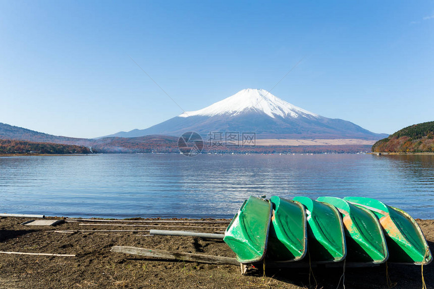 富士山和湖岸的小船图片