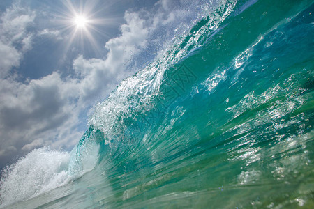 热带海洋波浪在夏威夷的桶里喷涌冲浪运动背景模板图片