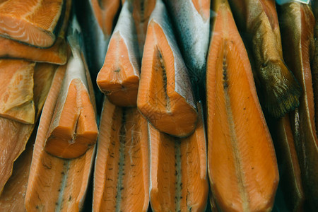 海鱼集市上的干熏鱼图片