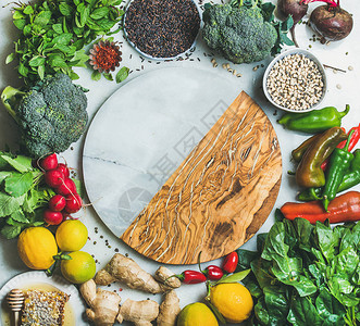 清洁饮食健康的烹饪原料灰色背景中的蔬菜豆类谷物蔬菜水果香料中心的空图片