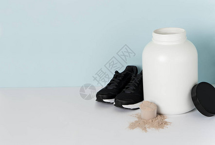 蛋白乳清勺和运动鞋罐图片