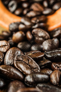 咖啡豆背景和模糊前景图片