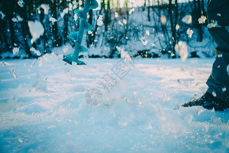 冬天钓鱼下大雪图片