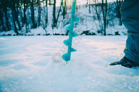 冬天钓鱼下大雪图片