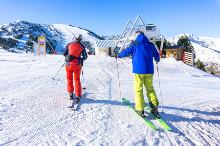 在滑雪度假胜地AxlesThermes的斜坡上滑雪图片
