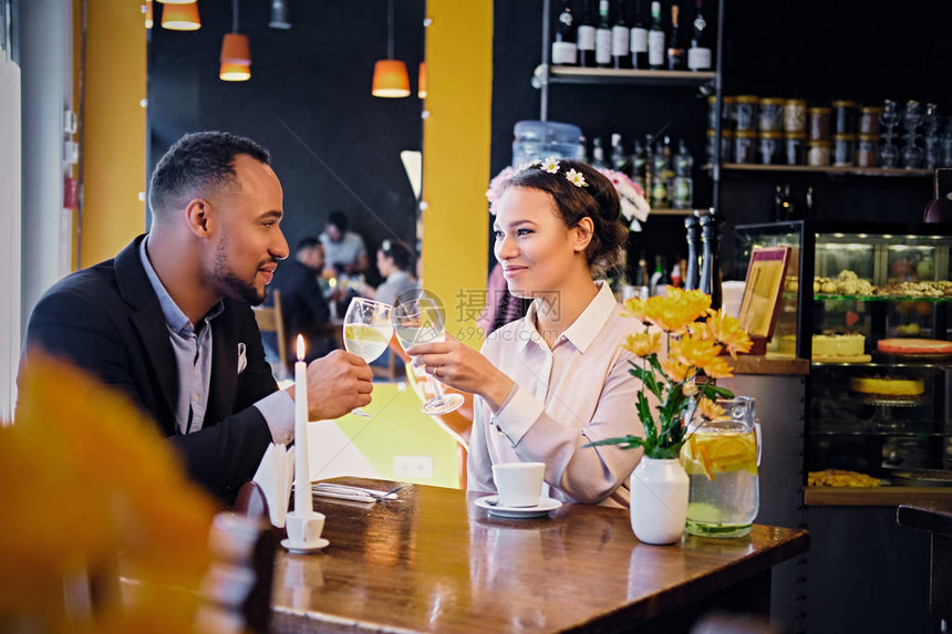 爱美国黑人情侣约会在餐馆喝酒的餐图片