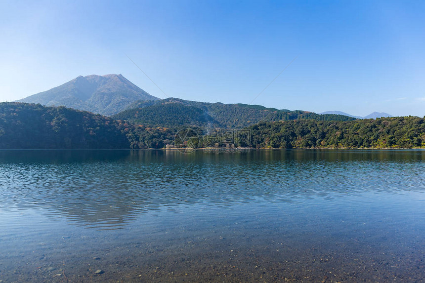 日本雾岛山和湖泊图片