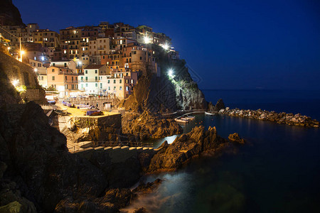 夜晚在意大利辛克地表海岸的马纳罗拉村Man图片