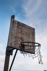 贫困社区的旧篮球架被毁图片