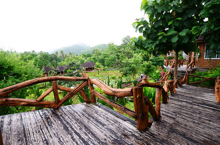 阳台木制别墅度假村外观度假村花园树木图片