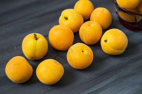 盘子里的天然杏子白底蛋杏子图片适图片