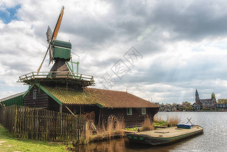 荷兰传统绿色风车和古老农场小屋图片