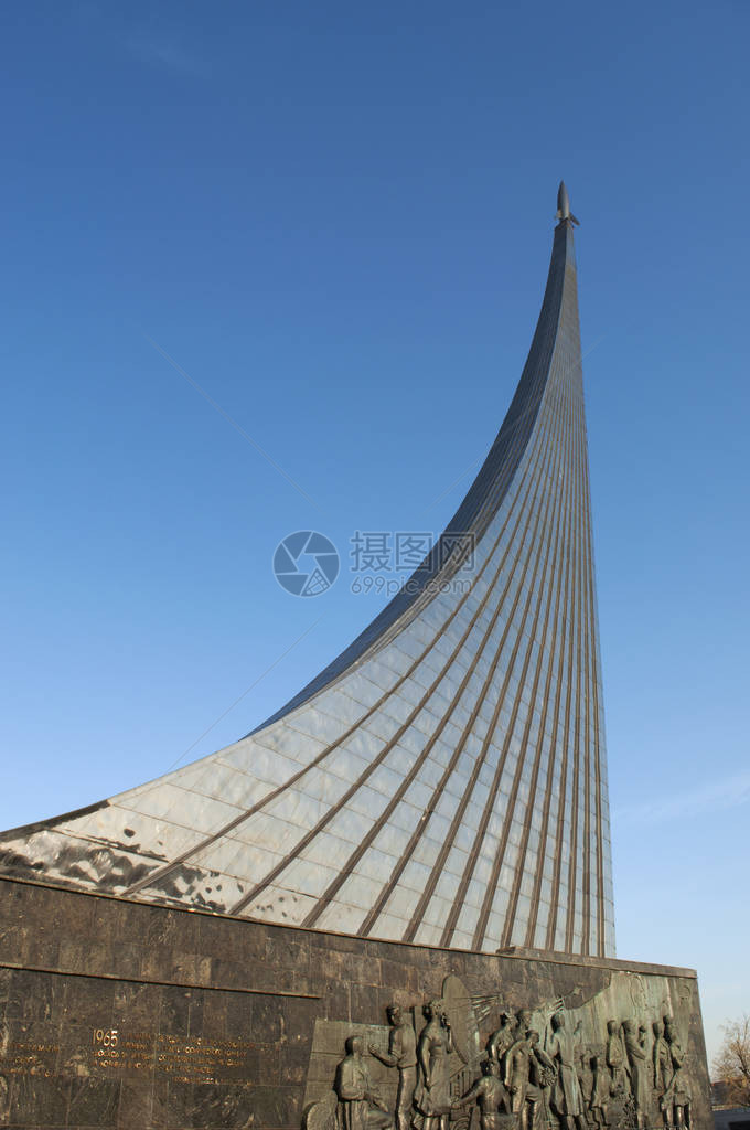 在太空征服者纪念碑顶部的发射坡道上观看图片