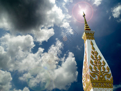 在天上的塔和在Panom神庙的WatPh图片