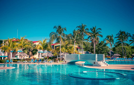 带游泳池的热带酒店图片