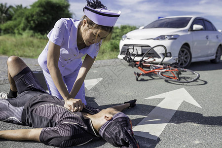 女护士帮助紧急CRP处理事故中的自图片