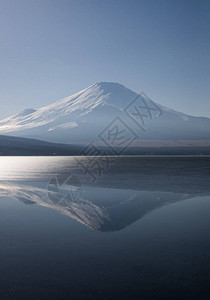 山中冰湖和富藤山的景象冬季图片