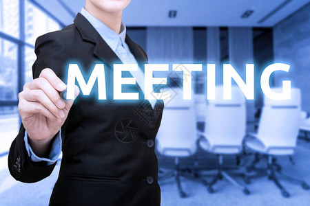 商务女在背景中用模糊的会议室和会议室书写会议词商业公司和团队合图片