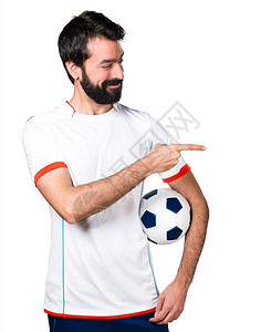 足球运动员拿着足球指图片