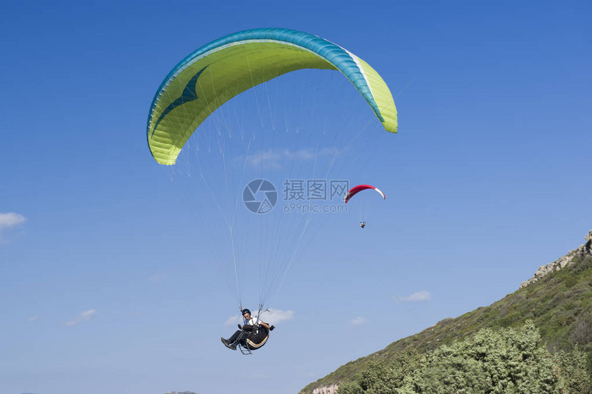 在蓝海上空的天空中漂浮着多彩图片